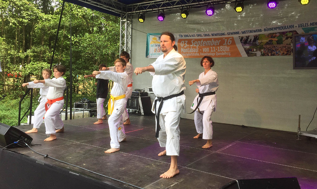 Karate-Gruppe zeigt Kata auf der Bühne