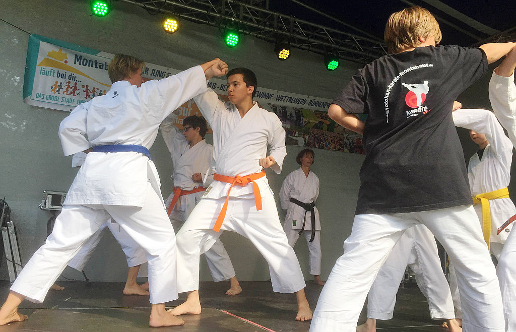 Karate-Gruppe zeigt Partnerübung auf der Bühne