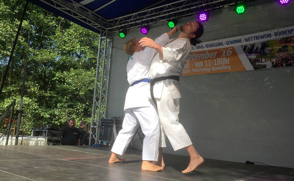 Karateka zeigen Selbstverteidigungstechnik auf der Bühne
