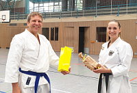 Foto: Dojoleiter Mark Gregor übberreicht Sophie Wachter ein Dankeschön, Karate-Lehrgang mit Weltmeisterin Sophie Wachter in Montabaur, 03. Oktober 2020