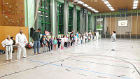 Foto: Angr&uuml;&szlig;en beim Kinder-Karate-Adventstraining 2023 in Montabaur