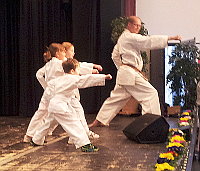 SKDM Karate-Kinder Kihon auf der Bühne