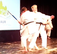 SKDM Karate - Erwachsene SV Wurf auf der Bühne