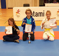 3 Karate-Athleten des Shotokan-Karate-Dojo Montabaur mit Urkunden, Medaillen und Pokal
