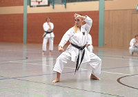 Foto: Sophie Wachter zeigt Muso-Gamae aus der Kata Sochin, Karate-Lehrgang mit Weltmeisterin Sophie Wachter in Montabaur, 03. Oktober 2020