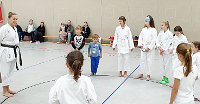 Foto: Kindertrainingseinheit, Karate-Lehrgang mit Weltmeisterin Sophie Wachter in Montabaur, 08. Oktober 2022