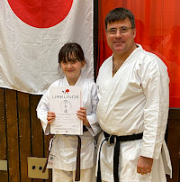 Paulina mit Prüfungsurkunde neben Marcus Gutzmer