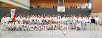 Gruppenfoto Pr&uuml;flinge, Pr&uuml;fer nach erfolgreicher Kyu-Pr&uuml;fung zusammen mit Lehrgangsteilnehmenden