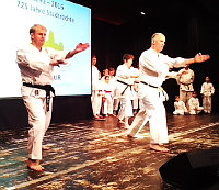 SKDM Karate - Erwachsene Kihon auf der Bühne